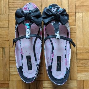 2/$20 Iron Fist Buns n Roses flats 🐇🌹